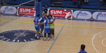 Los jugadores de la escuadra melillense celebrando uno de los puntos conseguidos.