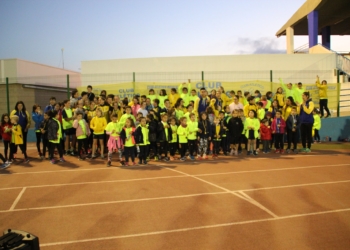 Los deportistas más pequeños del Club Atlético Melilla despidieron el primer trimestre de la Escuela de Atletismo y Triatlón, en las pistas de atletismo del Estadio Municipal Álvarez Claro, con la celebración del Torneo de Navidad 2018, donde cerca de doscientos niños y niñas realizaron un total de cuatro pruebas atléticas: carrera de velocidad, lanzamiento de peso, salto de longitud y carrera de 400 metros y para los mayores de 1000 metros. 
La competición contó con numeroso público  entre padres, madres y familiares que se dieron cita en las Pistas de Atletismo del Estadio Álvarez Claro, y que en la hora de competición disfrutaron de lo lindo de ver lo aprendido por sus pupilos a los largo de estos tres meses de la Escuela. 
Los atletas se dividieron en cuatro categorías de 3 a 5 años pequeatletas, para niños/as de 6, 7 y 8 años benjamines, alevines de 9,10 y 11 años y por último los infantiles de 11 a 14 años.
Lo más importante no era llegar los primeros sino poner en práctica lo aprendido en estos meses de entrenamiento y aunque se perfilan algunos niños y niñas con buenas condiciones atléticas, la filosofía de la Escuela, es la formación integra de los deportistas sin importar el resultado. Una vez finalizada la competición se procedió a realizar la tradicional entrega de medallas.
El Club Atlético Melilla invitó a todos sus deportistas a participar el próximo 30 de diciembre a las 12:00 horas, en el Parque Hernández, en la VI San Silvestre Juventud Melilla, para finalizar el año corriendo en esta tradicional carrera y en la que el club dará el apoyo técnico a la prueba.
Por último, el club quiso mostrar su agradecimiento por la confianza recibida por parte de los padres y madres, hecho que ha motivado un gran aumento de las inscripciones recibidas este año en la Escuela de Atletismo y Triatlón del Club Atlético Melilla, que ha provocado el aumento de grupos de trabajo y por tanto de monitores, así como destacar la labor de estos últimos, como son los casos de Sonia, Alba, Lucía, María, Enrique, Belén, Augusto, Adrián, Óscar y Gregor, quienes día tras días les inculcan el disfrute por el atletismo y el triatlón.