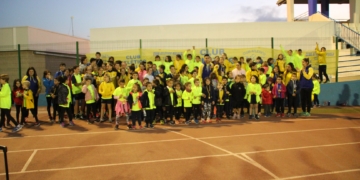 Los deportistas más pequeños del Club Atlético Melilla despidieron el primer trimestre de la Escuela de Atletismo y Triatlón, en las pistas de atletismo del Estadio Municipal Álvarez Claro, con la celebración del Torneo de Navidad 2018, donde cerca de doscientos niños y niñas realizaron un total de cuatro pruebas atléticas: carrera de velocidad, lanzamiento de peso, salto de longitud y carrera de 400 metros y para los mayores de 1000 metros. 
La competición contó con numeroso público  entre padres, madres y familiares que se dieron cita en las Pistas de Atletismo del Estadio Álvarez Claro, y que en la hora de competición disfrutaron de lo lindo de ver lo aprendido por sus pupilos a los largo de estos tres meses de la Escuela. 
Los atletas se dividieron en cuatro categorías de 3 a 5 años pequeatletas, para niños/as de 6, 7 y 8 años benjamines, alevines de 9,10 y 11 años y por último los infantiles de 11 a 14 años.
Lo más importante no era llegar los primeros sino poner en práctica lo aprendido en estos meses de entrenamiento y aunque se perfilan algunos niños y niñas con buenas condiciones atléticas, la filosofía de la Escuela, es la formación integra de los deportistas sin importar el resultado. Una vez finalizada la competición se procedió a realizar la tradicional entrega de medallas.
El Club Atlético Melilla invitó a todos sus deportistas a participar el próximo 30 de diciembre a las 12:00 horas, en el Parque Hernández, en la VI San Silvestre Juventud Melilla, para finalizar el año corriendo en esta tradicional carrera y en la que el club dará el apoyo técnico a la prueba.
Por último, el club quiso mostrar su agradecimiento por la confianza recibida por parte de los padres y madres, hecho que ha motivado un gran aumento de las inscripciones recibidas este año en la Escuela de Atletismo y Triatlón del Club Atlético Melilla, que ha provocado el aumento de grupos de trabajo y por tanto de monitores, así como destacar la labor de estos últimos, como son los casos de Sonia, Alba, Lucía, María, Enrique, Belén, Augusto, Adrián, Óscar y Gregor, quienes día tras días les inculcan el disfrute por el atletismo y el triatlón.