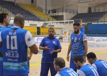 Salim habla con sus jugadores durante uno de los encuentros disputados esta temporada.