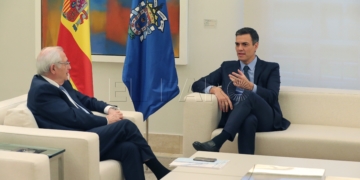 GRAF1633. MADRID, 04/12/2018.- El presidente del Gobierno Pedro Sánchez (d), durante la reunión que mantiene con el presidente de Melilla, Juan José Imbroda (i), esta tarde en el Palacio de la Moncloa, en el marco de su ronda de contactos con dirigentes autonómicos. EFE/ Zipi