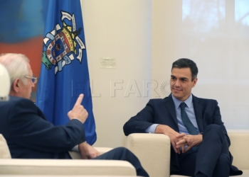 GRAF1635. MADRID, 04/12/2018.- El presidente del Gobierno Pedro Sánchez (d), durante la reunión que mantiene con el presidente de Melilla, Juan José Imbroda (i), esta tarde en el Palacio de la Moncloa, en el marco de su ronda de contactos con dirigentes autonómicos. EFE/ Zipi