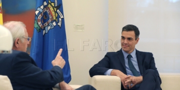 GRAF1635. MADRID, 04/12/2018.- El presidente del Gobierno Pedro Sánchez (d), durante la reunión que mantiene con el presidente de Melilla, Juan José Imbroda (i), esta tarde en el Palacio de la Moncloa, en el marco de su ronda de contactos con dirigentes autonómicos. EFE/ Zipi