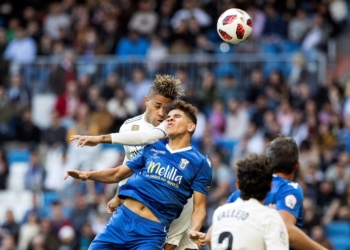 El melillense, en una jugada ante el Madrid, frente a Mariano, futbolista del Real Madrid.