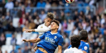 El melillense, en una jugada ante el Madrid, frente a Mariano, futbolista del Real Madrid.