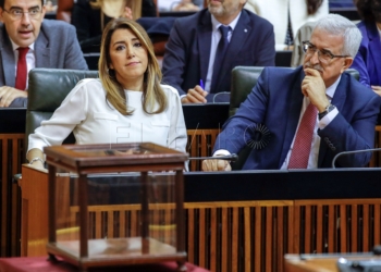 La presidenta de la Junta en funciones, Susana Díaz, junto al vicepresidente en funciones, Manuel Jiménez Barrios, en el Parlamento de Andalucía en Sevilla, que celebra hoy la sesión constitutiva de la XI legislatura en la que se votará la composición de la nueva Mesa, que estará presidida por Ciudadanos. EFE/Julio Muñoz