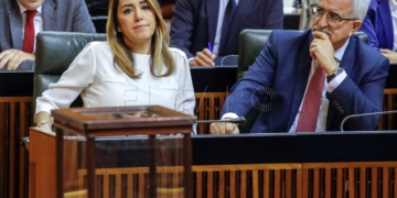 La presidenta de la Junta en funciones, Susana Díaz, junto al vicepresidente en funciones, Manuel Jiménez Barrios, en el Parlamento de Andalucía en Sevilla, que celebra hoy la sesión constitutiva de la XI legislatura en la que se votará la composición de la nueva Mesa, que estará presidida por Ciudadanos. EFE/Julio Muñoz
