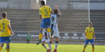 El central melillense, Mahanan, en el despeje de una jugada pacense.