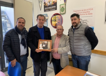 Antonio Miranda, junto a los representantes de la entidad de los periodistas deportivos de nuestra ciudad.