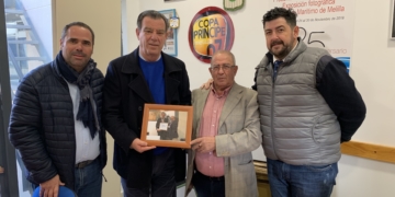 Antonio Miranda, junto a los representantes de la entidad de los periodistas deportivos de nuestra ciudad.