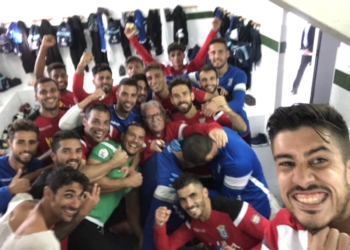 Los melillenses disfrutaron del triunfo en el vestuario del campo gaditano.