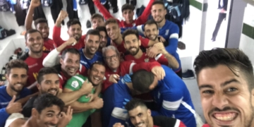 Los melillenses disfrutaron del triunfo en el vestuario del campo gaditano.
