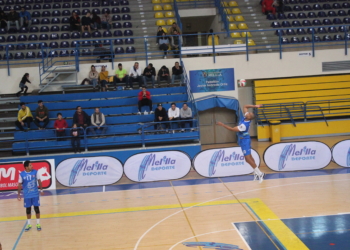 Najari Fernandes, en la realización de un saque en el último partido de la Superliga Masculina.