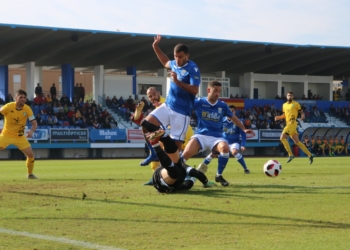 El delantero centro Yacine, en uno de sus acercamientos a la portería rival.