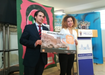 El responsable de Orange entrega un reconocimiento a la Ciudad.