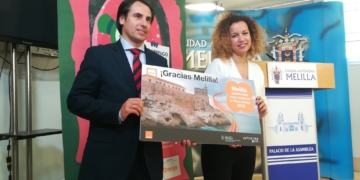 El responsable de Orange entrega un reconocimiento a la Ciudad.