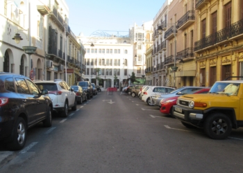 Imagen de la calle General Prim, donde se eliminarán seis aparcamientos al dejar sólo el estacionamiento en línea.