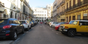 Imagen de la calle General Prim, donde se eliminarán seis aparcamientos al dejar sólo el estacionamiento en línea.