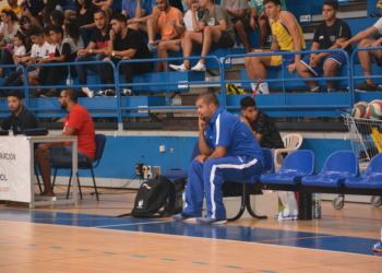 Salim Abdelkader, en el banquillo, en el último de los partidos celebrados en esta Superliga Masculina.