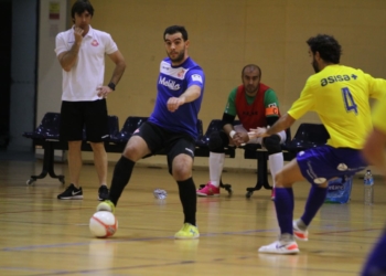 Jorge Barroso, con el balón, se perderá el partido por lesión.