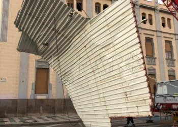 Retirada la cubierta del Palacio de la Asamblea por fuertes rachas de viento