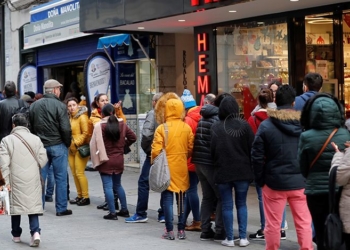 GRAF9599. MADRID, 19/12/2018.- Comprar un décimo para el Sorteo de Navidad sigue siendo un momento muy especial en el año, tanto si se acude a una administración de lotería como cuando se hace a través de internet, y no faltan un sin fin de supersticiones para que la buena suerte nos acompañe. Pasar el décimo por la tripa de una embarazada o por la espalda de una persona son algunos de las creencias más conocidas para buscar buenas vibraciones y que la suerte no deje de pasar a nuestro lado. Incluso el tan despreciado gato negro puede ayudarnos si se roza el décimo con su lomo. Pero hay otros muchos sortilegios menos habituales para mantener la ilusión y que hay que cumplir momentos antes de comprar la lotería y mientras se acude a una administración.En la imagen colas en el centro de Madrid.- EFE/Zipi