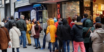 GRAF9599. MADRID, 19/12/2018.- Comprar un décimo para el Sorteo de Navidad sigue siendo un momento muy especial en el año, tanto si se acude a una administración de lotería como cuando se hace a través de internet, y no faltan un sin fin de supersticiones para que la buena suerte nos acompañe. Pasar el décimo por la tripa de una embarazada o por la espalda de una persona son algunos de las creencias más conocidas para buscar buenas vibraciones y que la suerte no deje de pasar a nuestro lado. Incluso el tan despreciado gato negro puede ayudarnos si se roza el décimo con su lomo. Pero hay otros muchos sortilegios menos habituales para mantener la ilusión y que hay que cumplir momentos antes de comprar la lotería y mientras se acude a una administración.En la imagen colas en el centro de Madrid.- EFE/Zipi