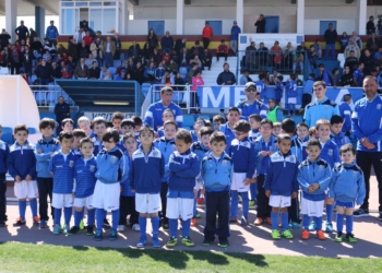 Foto de familia de un buen número de jugadores de la cantera de la UD Melilla.