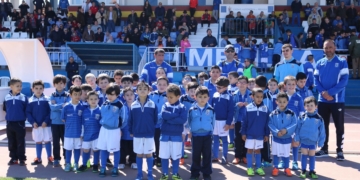 Foto de familia de un buen número de jugadores de la cantera de la UD Melilla.