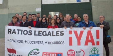 Los docentes y sindicatos de la Enseñanza de Melilla ante las puertas del IES Rusadir.