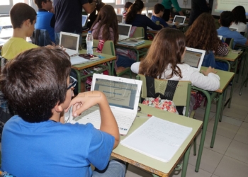 Niños en las aulas atendiendo al profesor.