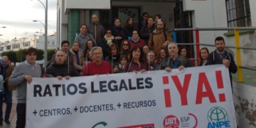 Los profesores y los sindicatos de la Enseñanza a las puertas del CEIP Reyes Católicos.