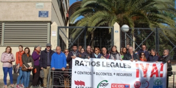 Sindicatos de la Enseñanza de Melilla y docentes ante la entrada del IES Miguel Fernández.