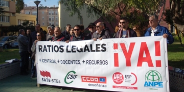 Docentes y organizaciones sindicales se reunieron ayer ante la entrada del IES Leopoldo Queipo.