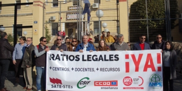 Una imagen de la concentración en el IES Virgen de la Victoria/Escuela de Arte Miguel Marmolejo.