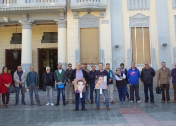 Abdeslam y Driss, sosteniendo una foto de sus hijos durante la concentración ante la Asamblea.