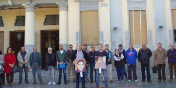 Abdeslam y Driss, sosteniendo una foto de sus hijos durante la concentración ante la Asamblea.