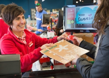 Elorrio 15-11-2017 La cajera de un supermercado EROSKI y una clienta en linea de cajas con la estrella solidaria EROSKI ©MITXI