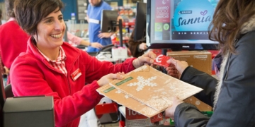 Elorrio 15-11-2017 La cajera de un supermercado EROSKI y una clienta en linea de cajas con la estrella solidaria EROSKI ©MITXI