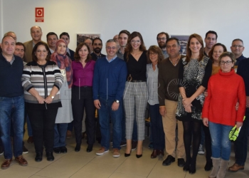 La delegada del Gobierno, Sabrina Moh, junto al personal de la institución.