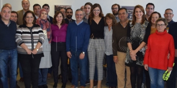 La delegada del Gobierno, Sabrina Moh, junto al personal de la institución.