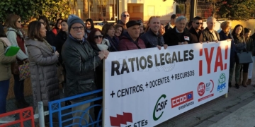 Imágenes de las concentraciones en el IES Enrique Nieto y el CEIP Anselmo Pardo durante la mañana de ayer.