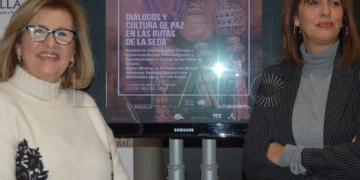 La consejera Fadela Mohatar junto a Maribel Pintos de Melilla Monumental.