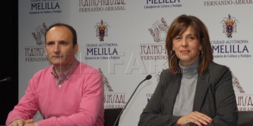 Una imagen de la presentación de la obra con su director Alejandro Aguilar y la consejera de Cultura,  Fadela Mohatar.