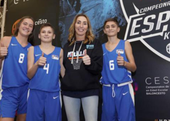 La entrenadora del equipo cadete femenino melillense junto a tres de sus hijos que están compitiendo en tierras onubenses junto a ella.