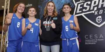 La entrenadora del equipo cadete femenino melillense junto a tres de sus hijos que están compitiendo en tierras onubenses junto a ella.