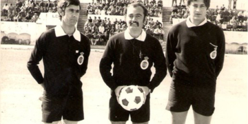 Vicente Doménech, en el centro de la imagen y flanqueado por Sebastián García y Pérez Cabeza que actuaban como jueces de línea (hoy en día, asistentes).