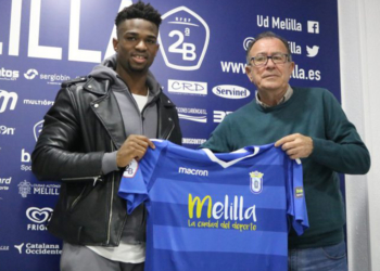 Moha Traoré y Antonio García Jáuregui sostienen la camiseta de la Unión Deportiva Melilla durante la presentación del futbolista ante los medios de comunicación.