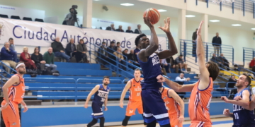 Acción del partido disputado por el Melilla Baloncesto el pasado viernes.