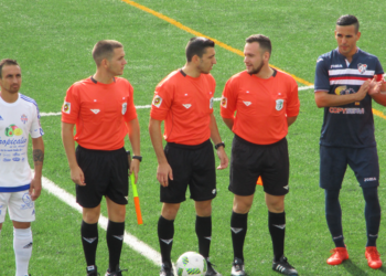 El colegiado del Comité Técnico Andaluz, al inicio de un encuentro de Tercera División en el que se enfrentaba el River Melilla CF. frente al Vélez C.F.